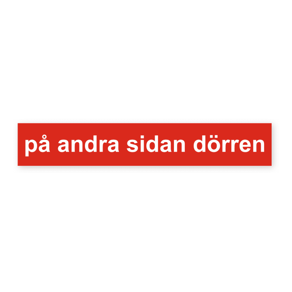 På andra sidan dörren-skylten har storleken 148x25mm och tillverkas i materialet Dekal. Denna standardskylt kan anpassas så att du kan skapa din egen version av skylten.
